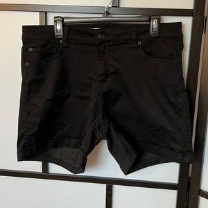 Celebrity Pink - “The Sugar” 5 pocket Black stretch cuffed shorts. EUC. 14